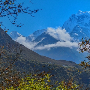 Beautiful fall colours on the trail to Gokyo