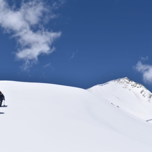Climbing up to reach the ridgeline that will take us to the top!